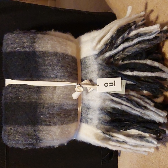 Oui Throw Blanket - Picture 1 of 2